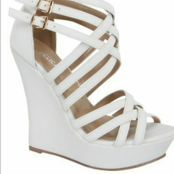 Beautiful White plataform Sandals Size 9 - Picture 1 of 2